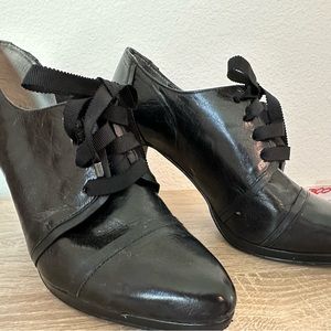 Size 7 Tahari ankle booties in black